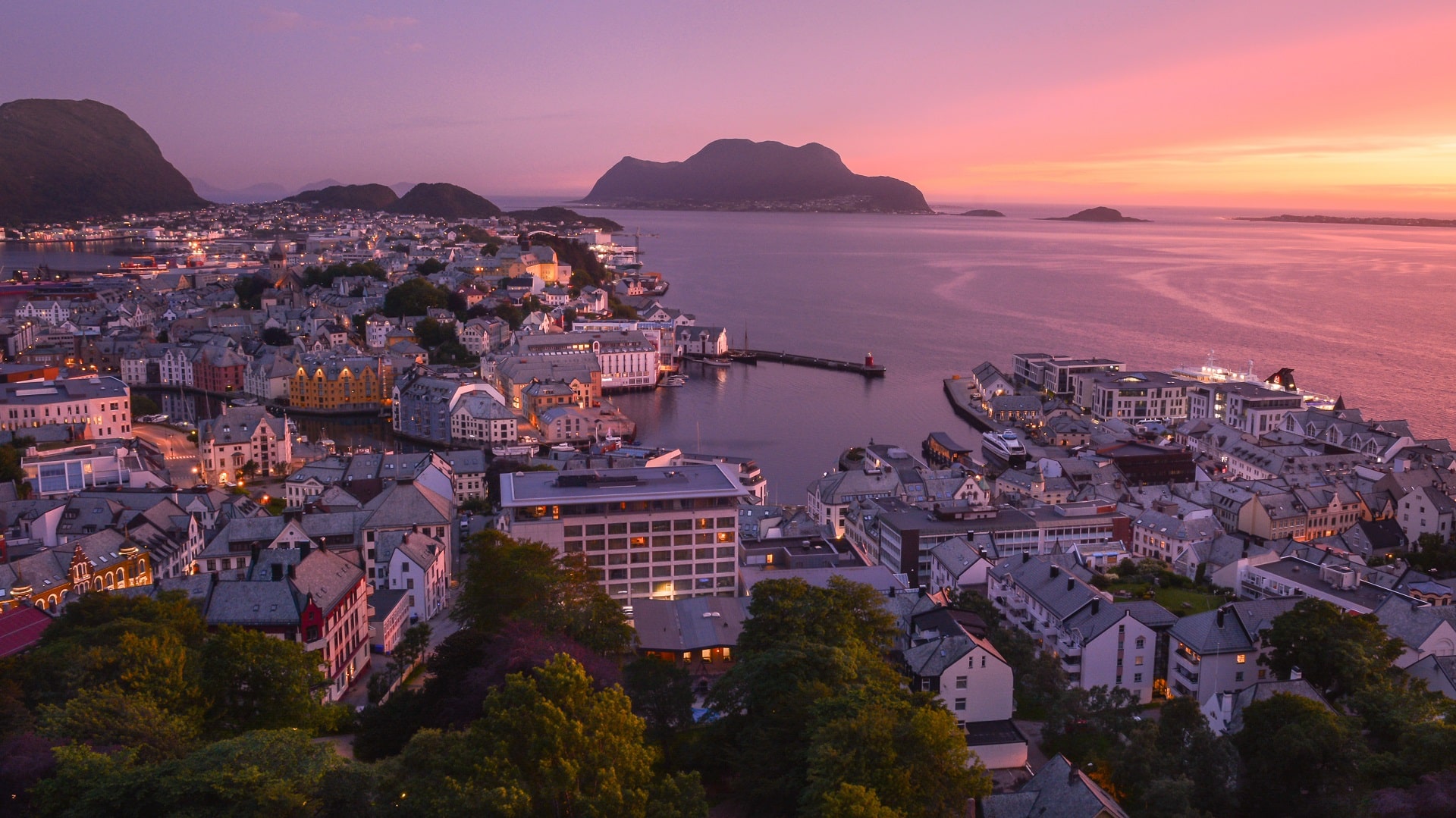 Alesund-Midnight-Sun-Norway4797567