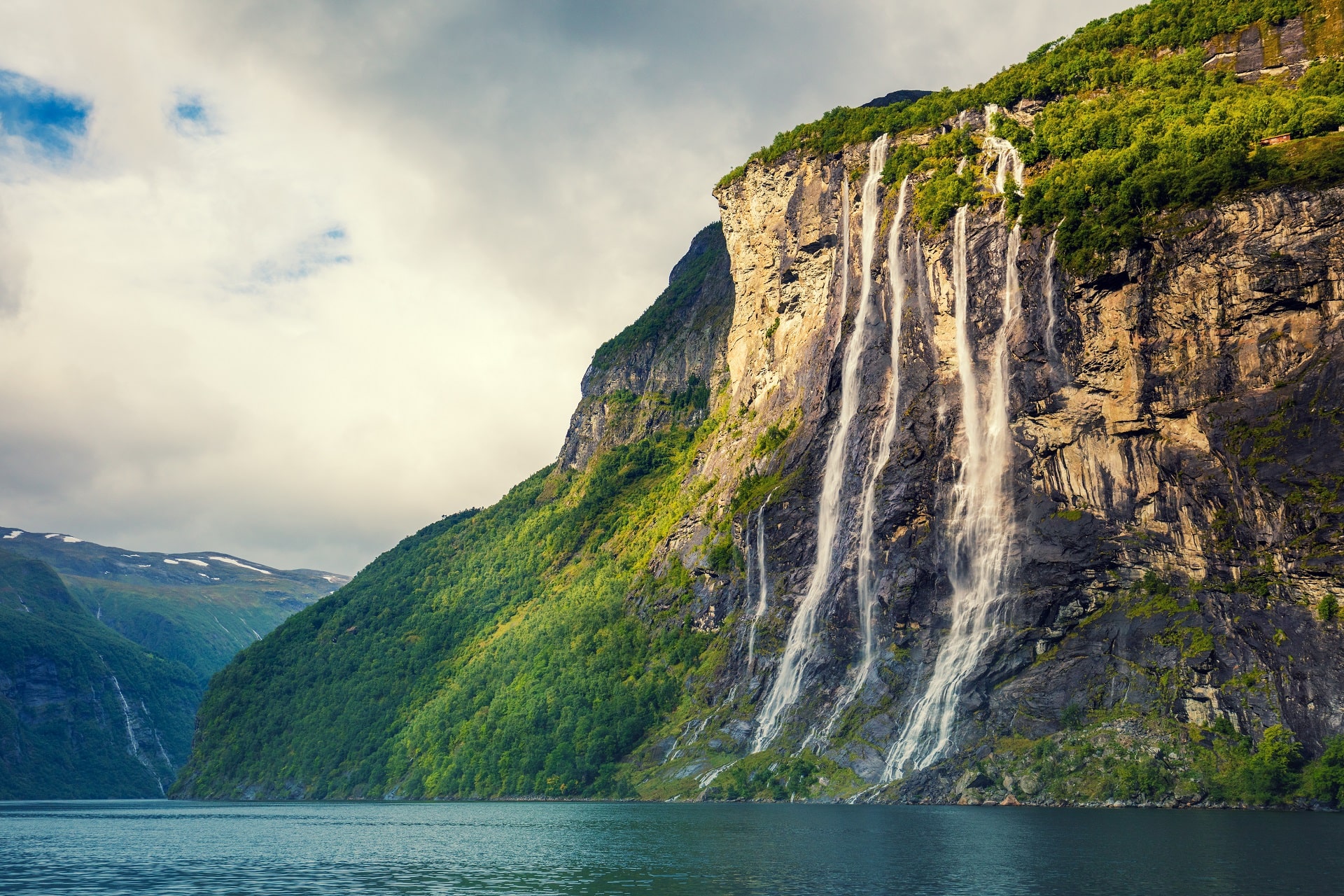 Geirangerfjord-Seven-Sisters-5765765Waterfall