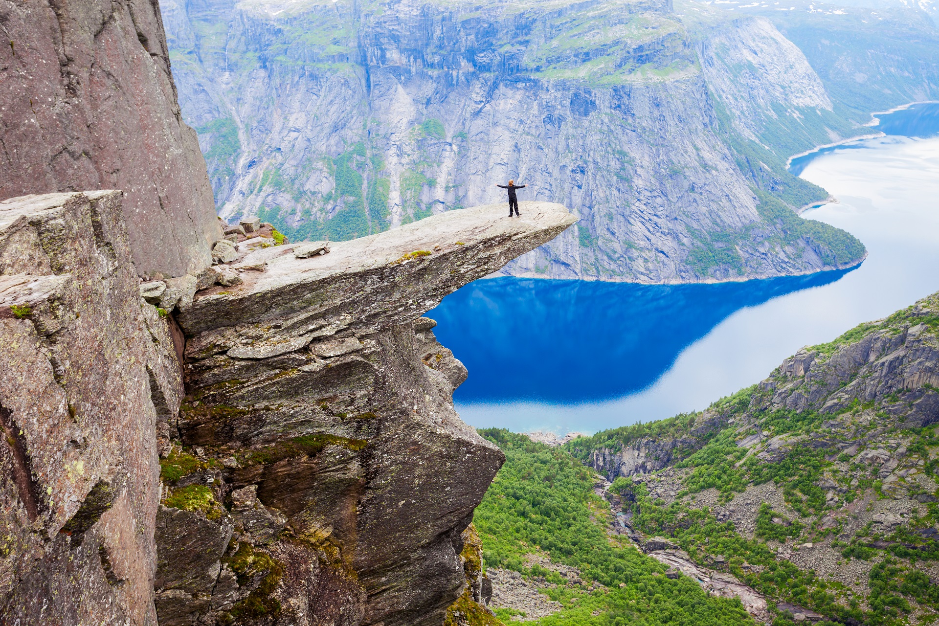Hardangerfjord-Cliff5668568