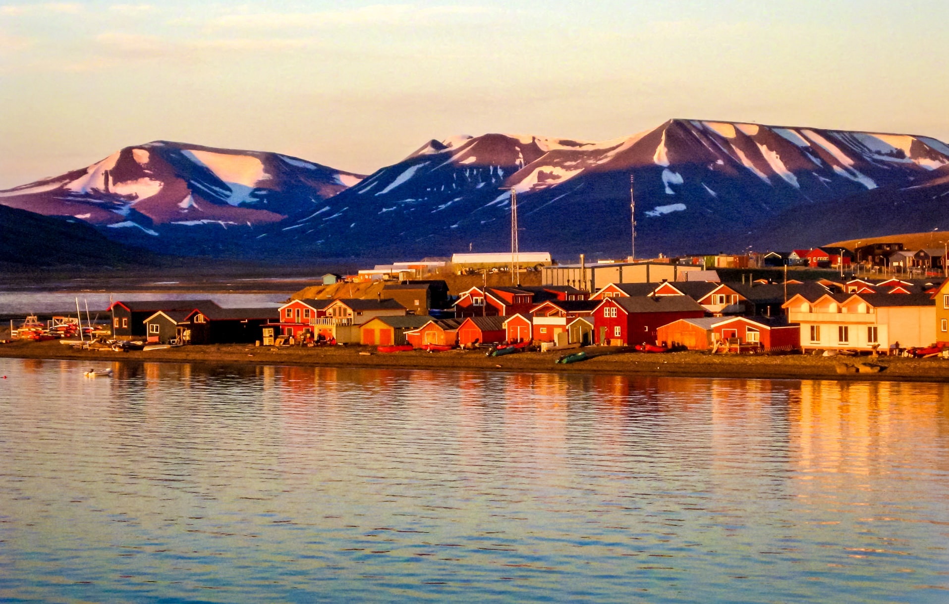 Longyearbyen-Midnight-Sun-78567967Norway