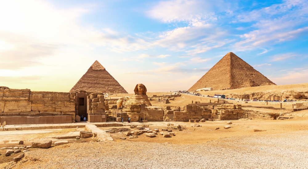 Pyramids and Sphinx_1936070890
