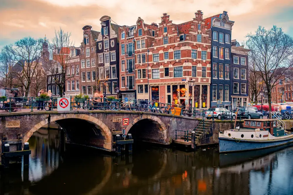 Amsterdam_1895679421-568568
