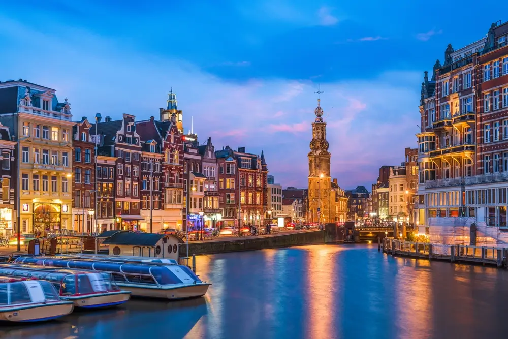Amsterdam_2289251487-2374374